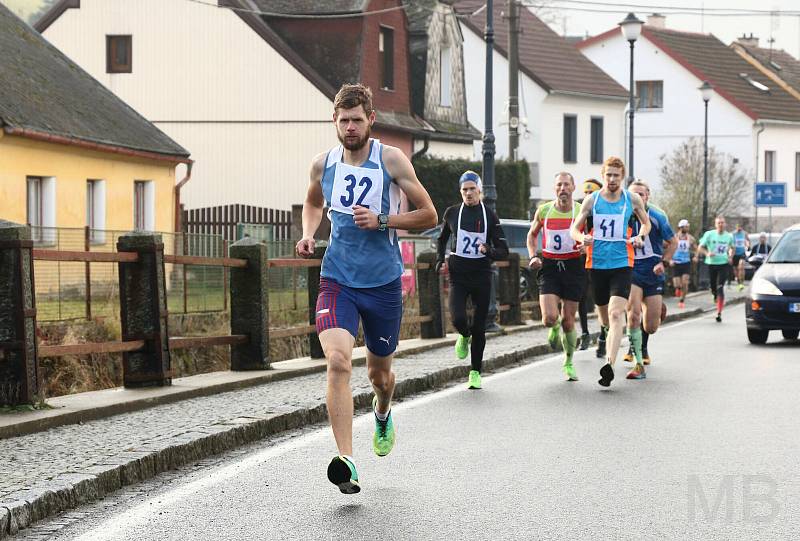 Více než 60 závodníků vyběhlo ze Kdyně na horskou chatu Koráb vzdálenou 6,3 kilometru  s převýšením 365 metrů. Běh se uskutečnil po dvou letech.