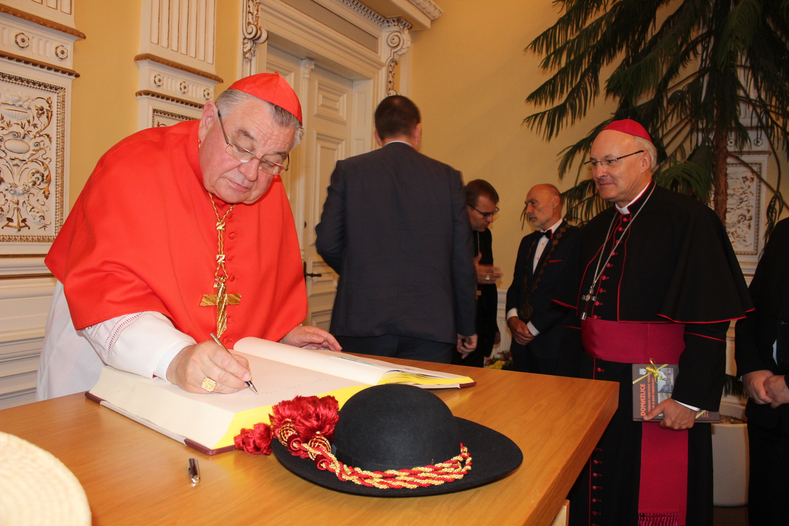 FOTO, VIDEO: Chodové slavili. Darem získali klobouk kardinála Duky -  Domažlický deník