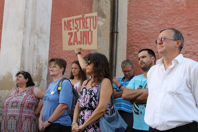 Na demonstraci na domažlickém náměstí Míru se sešlo asi 150 lidí. Zahráli zde také dvě kapely. Kromě hlavní pořadatelky Jana Filipové, promluvil také Antonín Kolář z ProHnutí Plzeň a organizátor poběžovických protestů.