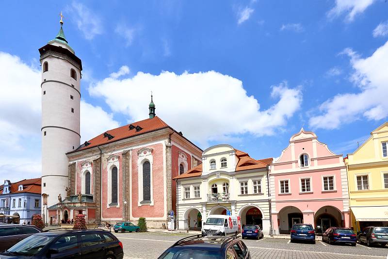 Obnovu vzácné fresky z 18. století provádí restaurátor David Hrabálek v kostele Narození Panny Marie na náměstí Míru v Domažlicích.