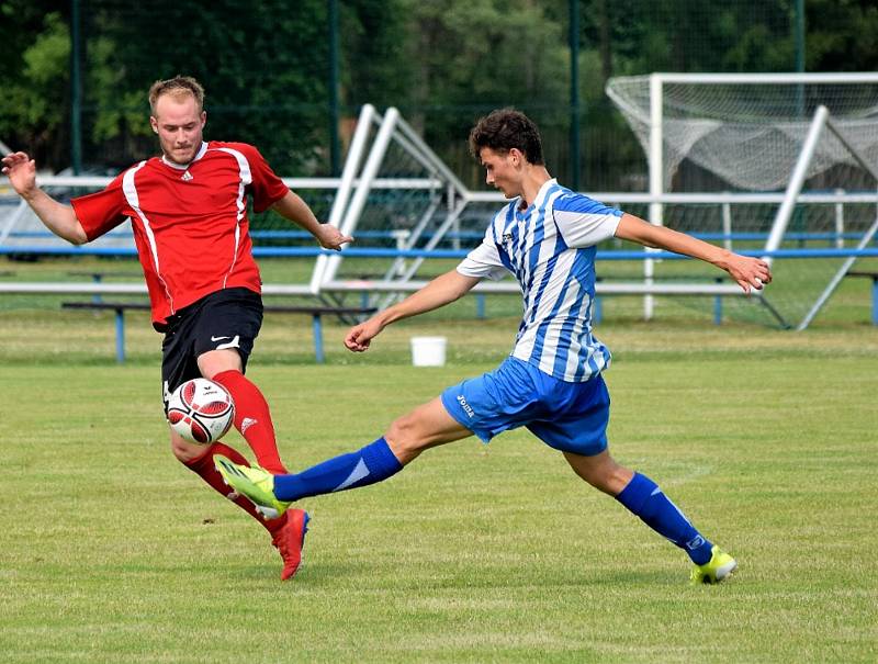 Fotbalisté Staňkova (na archivním snímku hráči v modrobílých dresech) čeká bitva podzimu - okresní derby s Holýšovem. Uspějí?