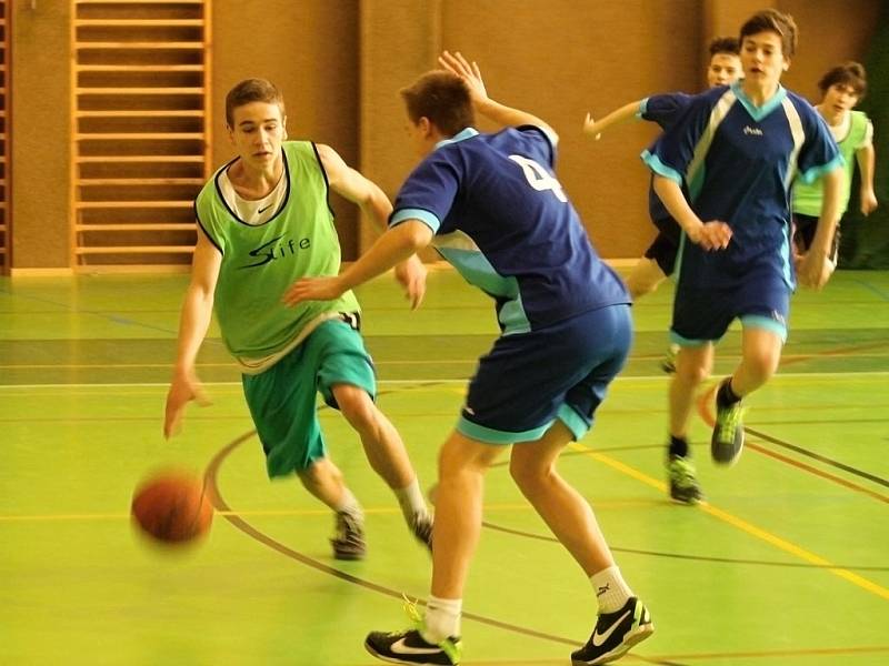 Tělocvična ZŠ Komenského 17 v Domažlicích hostila ve čtvrtek krajské kolo v basketbalu chlapců 8. a 9. tříd.