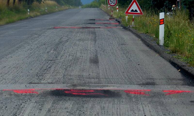 Silnice mezi Domažlicemi, Havlovicemi a komunikací I/26 je vyfrézovaná.