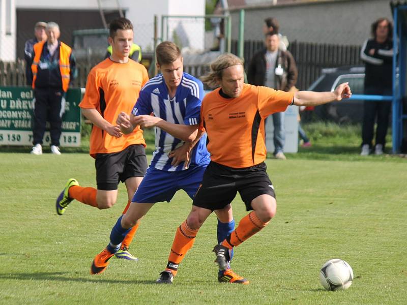 Fotbalisté Slavoje Koloveč porazili rezervu Domažlic. Ale byla to dřina... Na snímku je kolovečský Roman Baxa v souboji s domažlickým Tadeášem Kohoutem. 