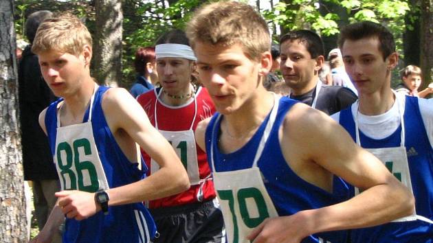 Jiří Voják (vlevo s číslem 86)  vyhrál další díl seriálu o nejlepšího Běžce Chodska, Běh na Škarman, když za sebou nechal obhájce loňského prvenství Tomáše Vebera. 