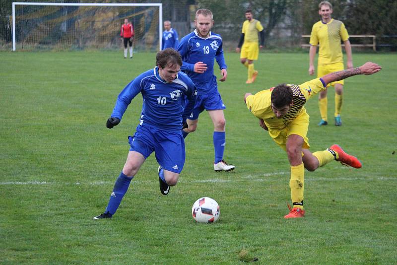 FOTBALOVÁ I.B TŘÍDA: Tatran Chodov (ve žlutém) - TJ Chodský Újezd (v modrém) 2:2 (2:0), na PK 3:4.