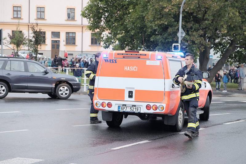 Evakuace školy v Komenského ulici v Domažlicích.