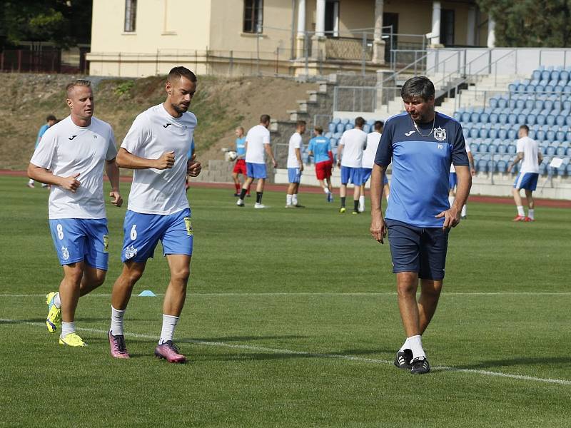 1. kolo MOL Cupu: TJ Jiskra Domažlice (na snímku hráči v bílých dresech) - FK Králův Dvůr 2:1 po prodloužení.