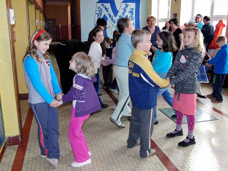 Ze zkoušky mladších i starších členů folklorního souboru Mráček.