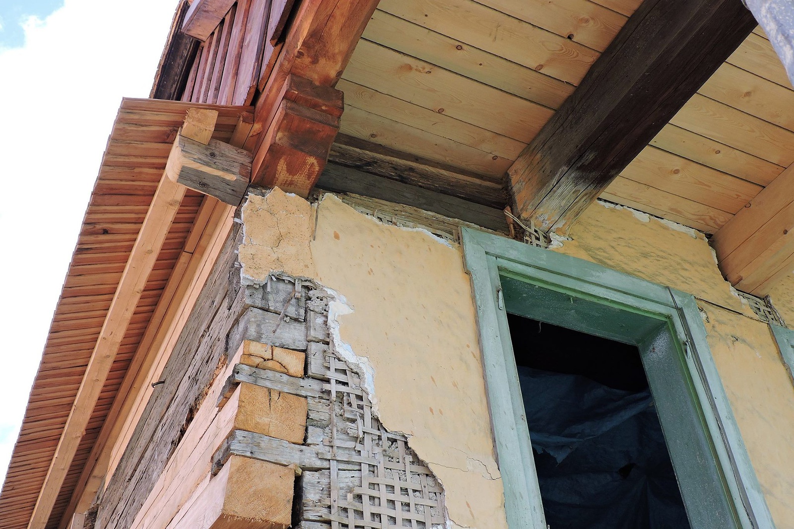 FOTO: Kdyňský Dům v kožichu už má novou střechu, opravy stále pokračují -  Domažlický deník