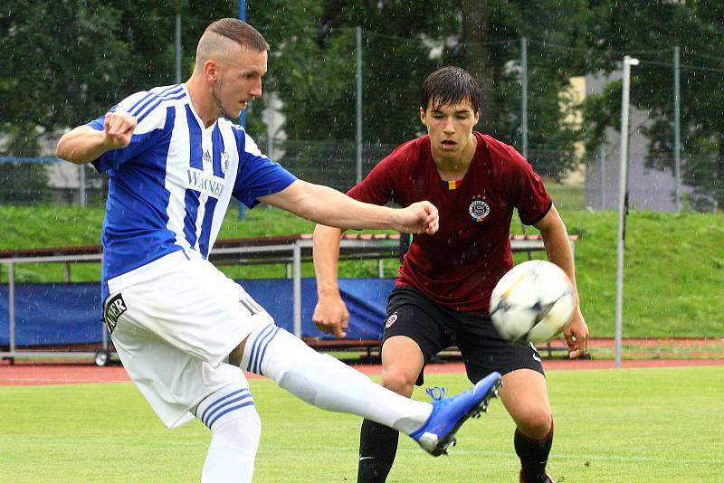 Fotbalisté Domažlic (na archivním snímku hráči v modrobílých dresech) prohráli na hřišti Benešova 3:5.