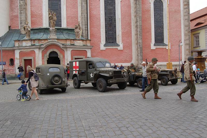 Vojenská technika 16. obrněné divize Liberty Run na domažlickém náměstí.