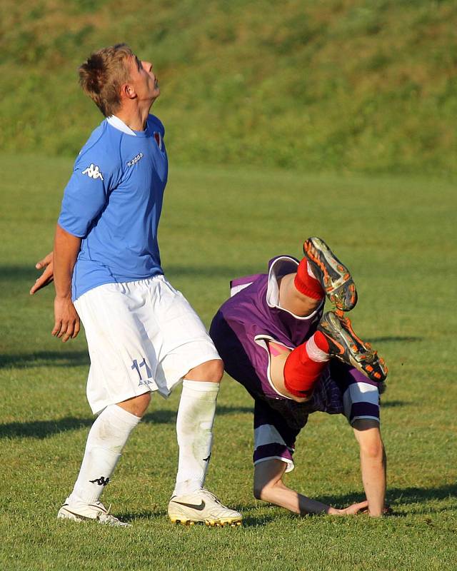 V sousedském derby se v Hostouni utkali fotbalisté domácí Lokomotivy a hostujícího Startu Bělá nad Radbuzou.