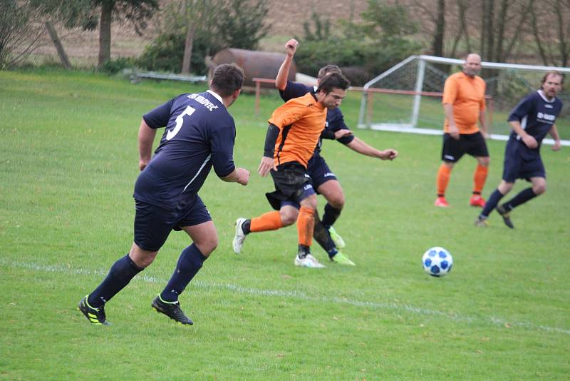 Sokol Blížejov (v oranžovém) - Slavoj Koloveč B (v modrém) 0:7 (0:2).