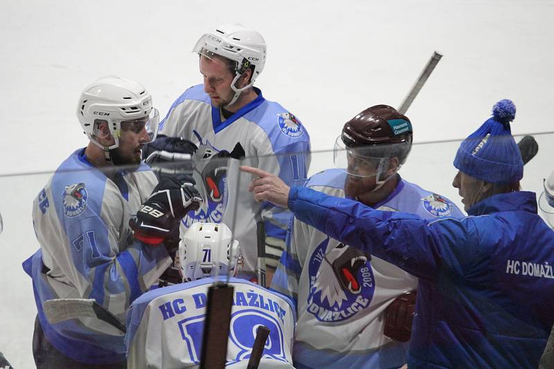 HC Domažlice (v bílém) - HC Stadion Cheb (v modrém) 4:6 (2:2, 1:3, 1:1).