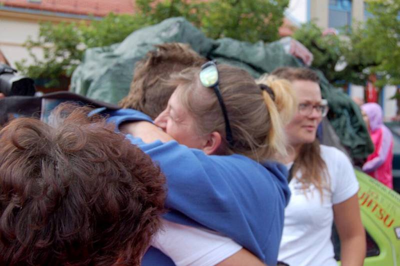 DOBRODRUHY, kteří se ve starých Felicicíh vydali až k hranicím Číny, vítaly při jejich návratu na kdyňské náměstí desítky lidí.