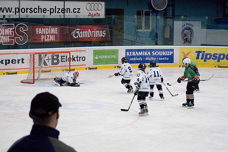 Hokejisté čtvrtých tříd HC Domažlice si zahráli proti plzeňským indiánům v ČEZ aréně.