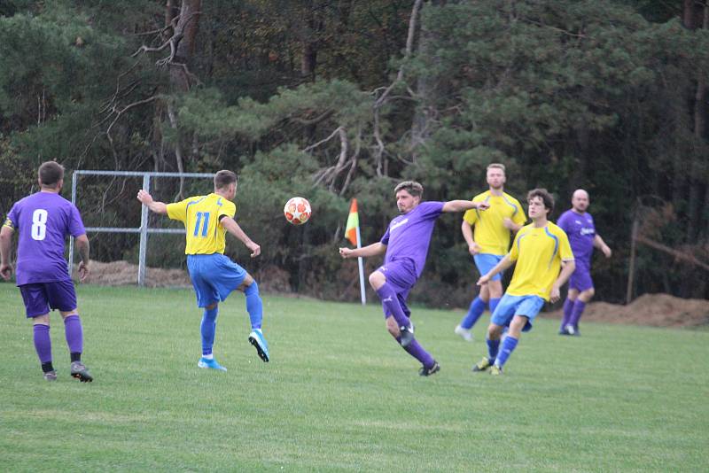 Sokol Poděvousy (ve žlutém) - Loko Hostouň (ve fialovém) 6:2 (2:2).