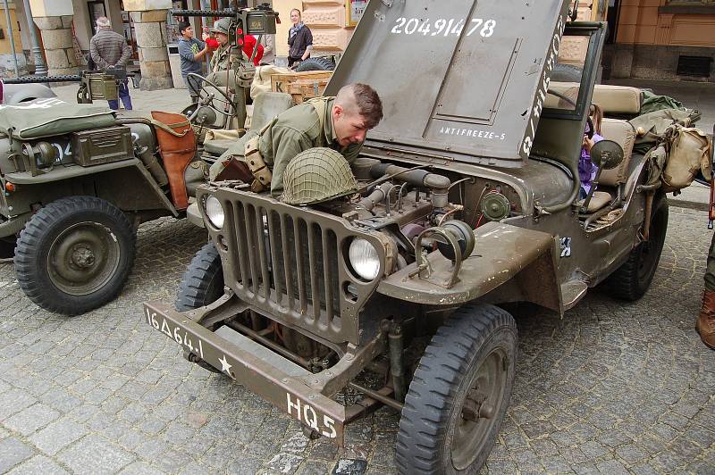 Vojenská technika 16. obrněné divize Liberty Run na domažlickém náměstí.