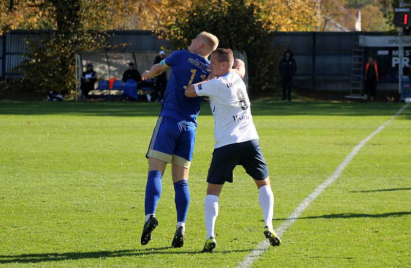 13. kolo FORTUNA ČFL, skupina A: FK Motorlet Praha (modří) - TJ Jiskra Domažlice (hráči v bílých dresech) 1:1 (1:1).