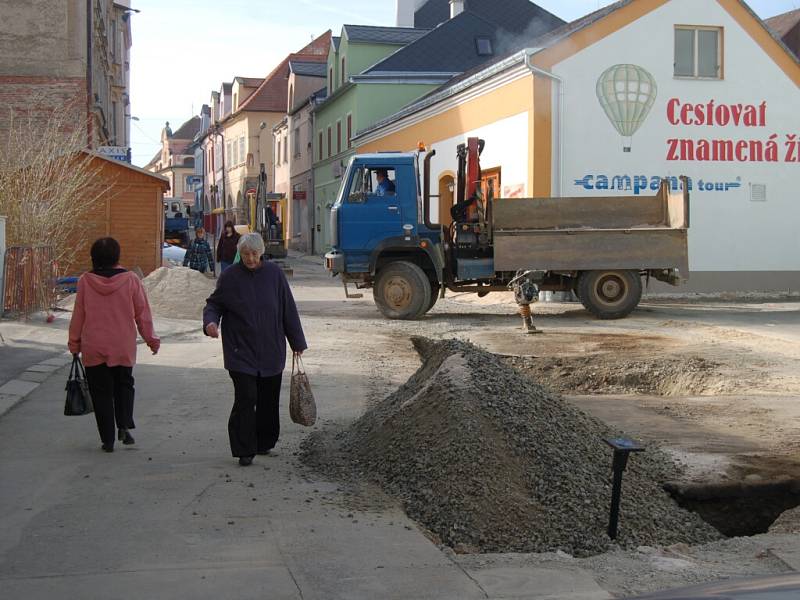 Stavební práce v domažlických ulicích, 30. března 2012