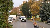 Pohled na silnici, která má být protažena na Draženov, z Kozinovy ulice.