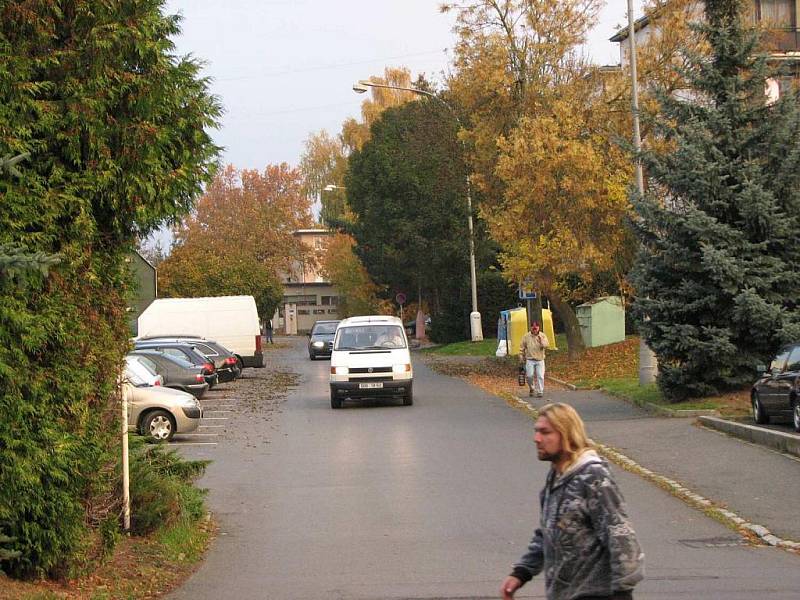 Pohled na silnici, která má být protažena na Draženov, z Kozinovy ulice.