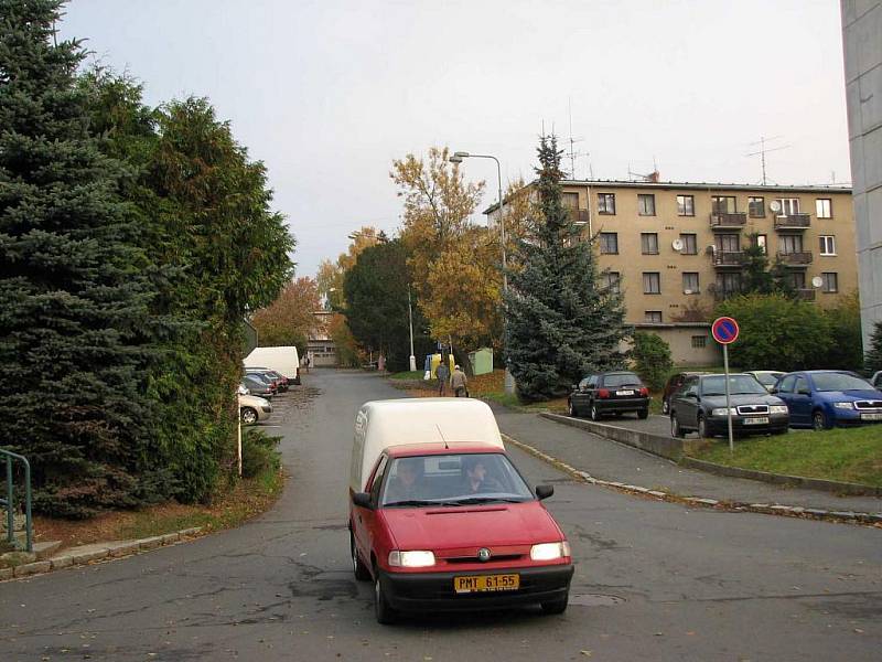 Pohled na silnici, která má být protažena na Draženov, z Kozinovy ulice.