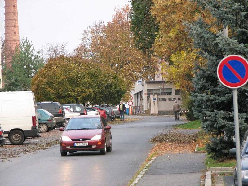 Pohled na silnici, která má být protažena na Draženov, z Kozinovy ulice.