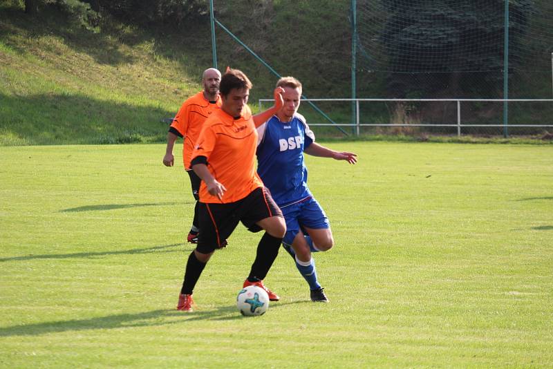 Jedenáctigólová demolice Chodova B (oranžové fresy) v Mrákově s místní rezervou (modré dresy).