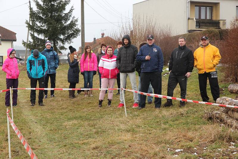 Memoriál umělého kloubu. Recesistického biatlonového závodu  se v neděli zúčastnila i dvojnice olympijské medailistky  Veroniky Vítkové, v Chodově brala ve štafetě zlato.