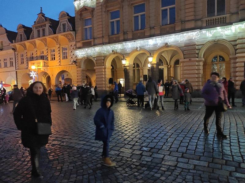 Rozsvícení vánočního stromku na náměstí Míru se uskutečnilo v sobotu před 17. hodinou.