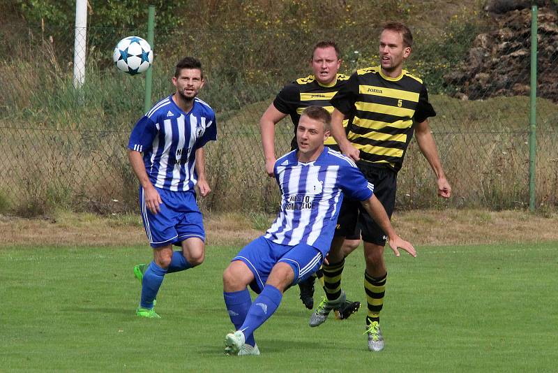 Fotbalisté TJ Jiskra Domažlice B (na archivních snímcích hráči v modrobílých dresech) vybojovali na půdě silných Černic dva body.