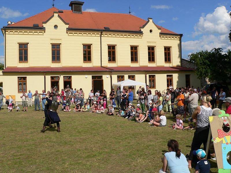 NA DĚTSKÉM DNU sledují návštěvníci šermířské vystoupení. Zámek slouží k pořádání většiny kulturních akcí v obci.