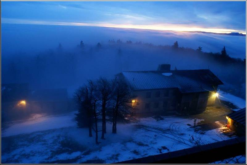 Čerchov za rozbřesku a poté, co se objevily Alpy.