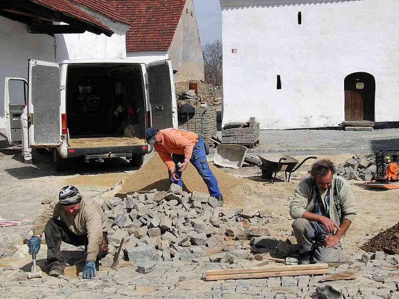 DVŮR U PODESTÁTŮ. Po asfaltovém nástřiku se šotolinou, které zde byly ještě při loňském srazu rodáků, už není ve dvoře ani památky. Slunečný páteční den přišel dělníkům velmi vhod.