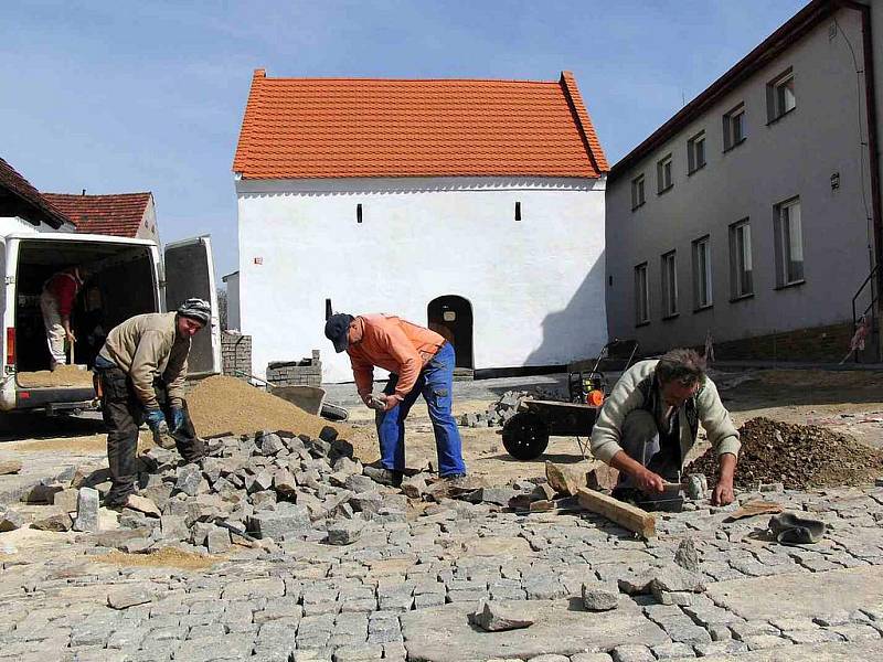 DVŮR U PODESTÁTŮ. Po asfaltovém nástřiku se šotolinou, které zde byly ještě při loňském srazu rodáků, už není ve dvoře ani památky. Slunečný páteční den přišel dělníkům velmi vhod.