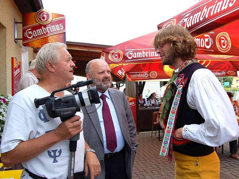 Eduard Bayer (vpravo) se starostou Mrákova Josefem Janečkem a domažlickým kameramanem Janem Novákem.