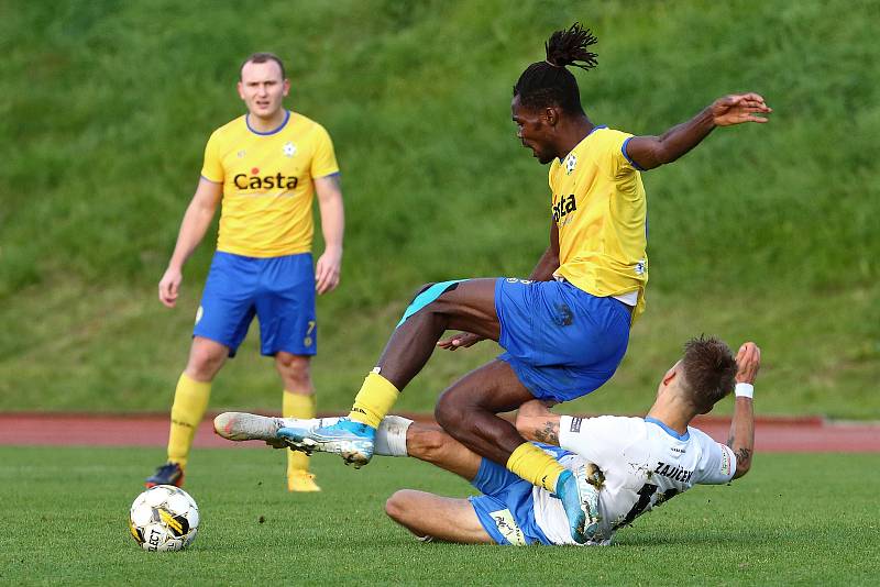 10. kolo FORTUNA ČFL, skupina A: TJ Jiskra Domažlice (na snímku fotbalisté v bílých dresech) - FC Písek 3:0 (2:0).