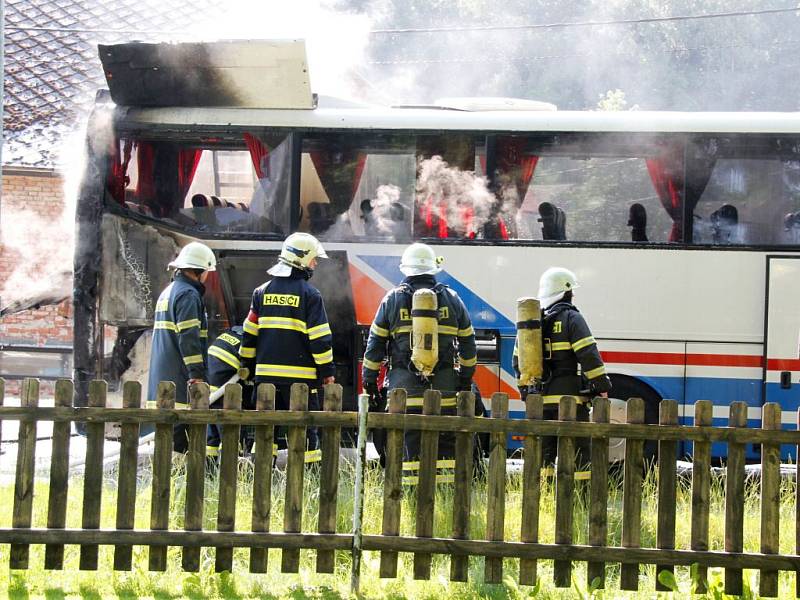 Požár autobusu v Havlovicích.