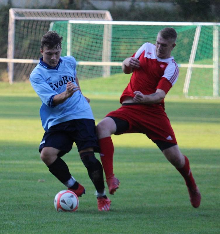 FK Holýšov B (v modrém) - Sokol Osvračín (v červeném) 2:2, na penalty 2:4.