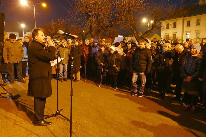 Město Kdyně odhalilo pamětní desku na místní budově MKS Modrá hvězda