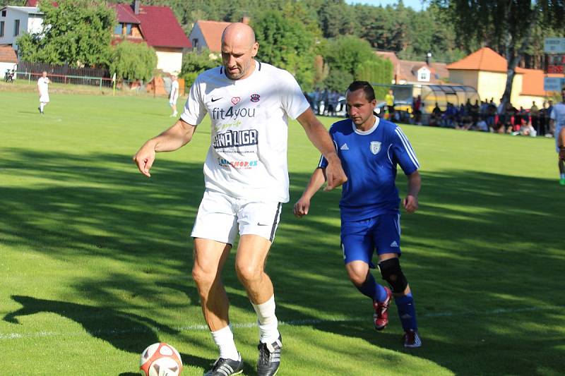 Přátelský zápas na oslavu 55 let herce Ivana Trojana v Krchlebech: šKrchlebský samet - Real Top Praha 6:10.