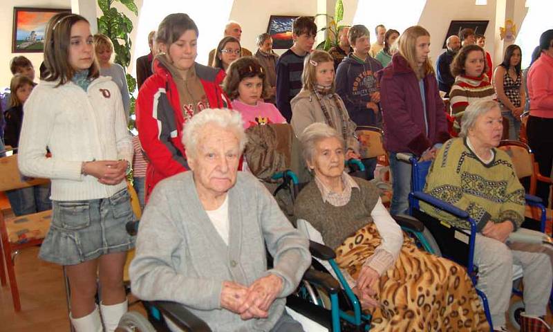 Z poděkování biskupa Mons. Františka Radkovského tříkrálovým koledníkům z Kdyňska. V jeho rámci se konala i mše svatá.