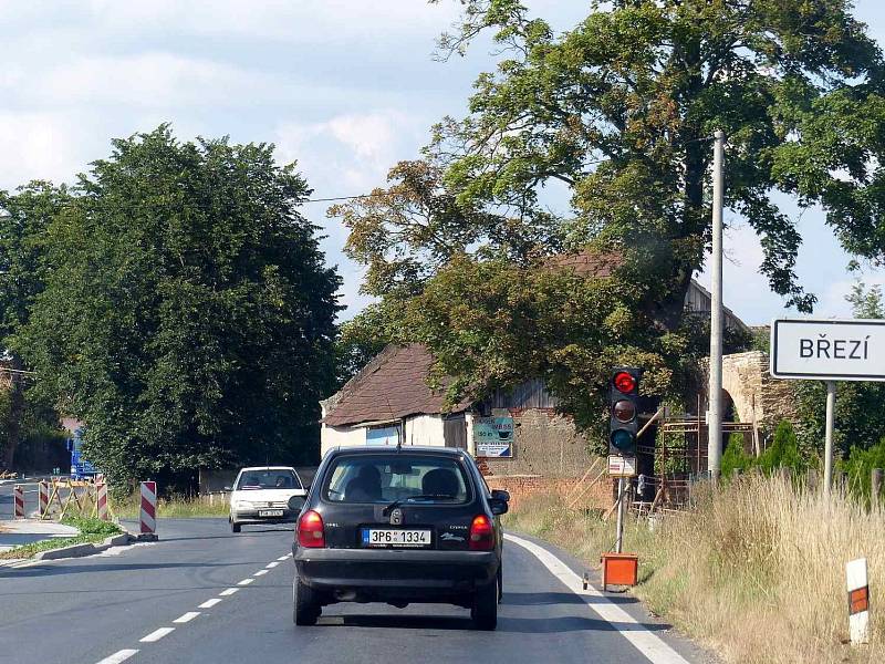 Z prací u průtahu obce Březí. O víkendu sice utichnou stroje dělníků, ale provoz je stále hustý. 