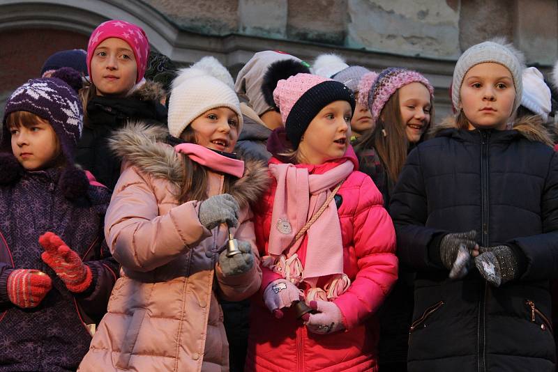 Zpívání koled u stromečku a jeho rozsvícení na domažlickém náměstí.