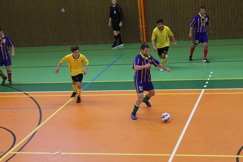 SK Bomber Domažlice (v modrém) - FC Dynamo Horšovský Týn (ve žlutém) 4:1 (3:0).