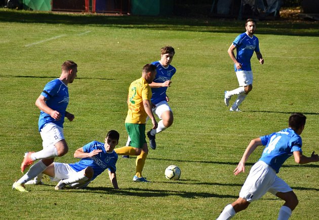 TJ Start Tlumačov (žlutí) vs. TJ Jiskra Domažlice (modří) 1:3.