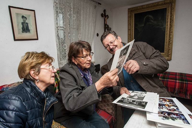 Členové Chodské souboru Mrákov, který nedávno oslavil 60. narozeniny. Na snímku jsou manželé Josef a Marie Kupilíkovi a Marie Nejdlová.