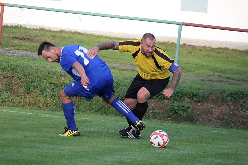 SK Krchleby (ve žlutém) - Dynamo Studánka (v modrém) 2:2, na PK 3:4. O bodu navíc rozhodli v Krchlebech až brankáři.